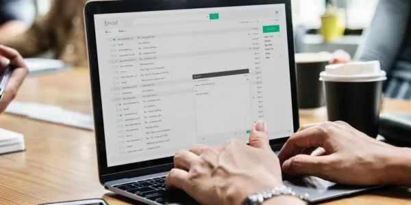 Dłonie przy laptopie podczas pracy zespołu – aktualizacja stron www i WordPress w Chicago