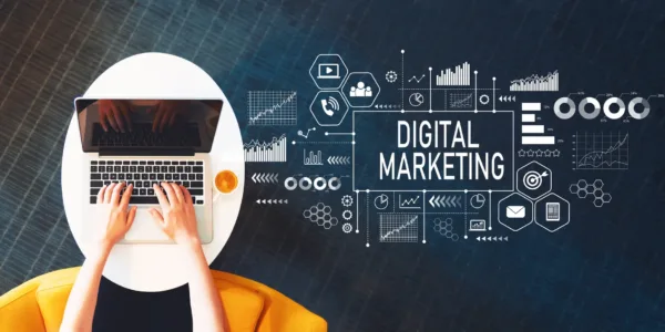 Osoba z laptopem i napis Digital Marketing wśród ikon analityki – reklama w Internecie w Chicago
