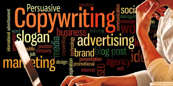 Chmura słów Copywriting, advertising i marketing oraz dłonie piszące na laptopie – copywriting i teksty reklamowe SEO Chicago