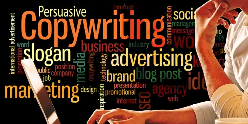 Chmura słów Copywriting, advertising i marketing oraz dłonie piszące na laptopie – copywriting i teksty reklamowe SEO Chicago
