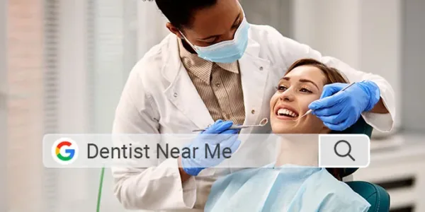 Dentysta podczas zabiegu i wyszukiwarka z frazą Dentist Near Me – pozycjonowanie SEO dla dentystów w Chicago
