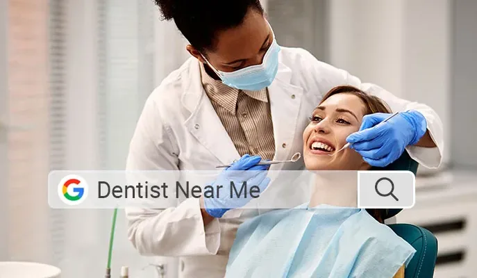 Dentysta podczas zabiegu i wyszukiwarka z frazą Dentist Near Me – pozycjonowanie SEO dla dentystów w Chicago