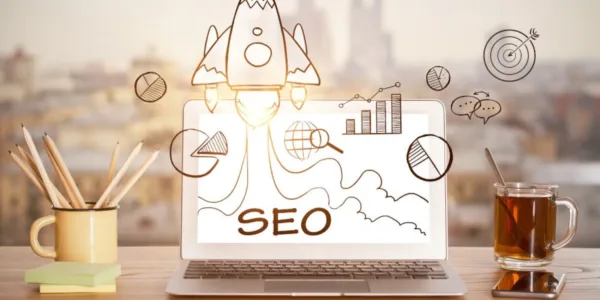 Rakieta startująca z laptopa z napisem SEO – pozycjonowanie dla małych firm w Chicago
