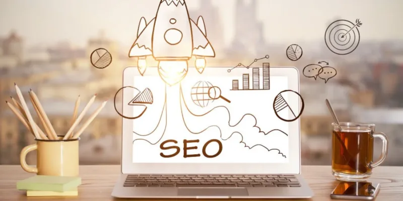 Rakieta startująca z laptopa z napisem SEO – pozycjonowanie dla małych firm w Chicago